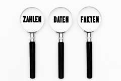 Foto: Lupen mit Schriftzug Zahlen, Daten und Fakten darunter