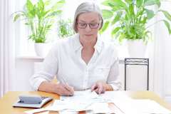 Foto: Frau bearbeitet Unterlagen