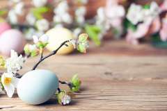 Foto: Osterei und Palmzweig