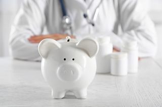 Foto: Arzt hinter Sparschwein